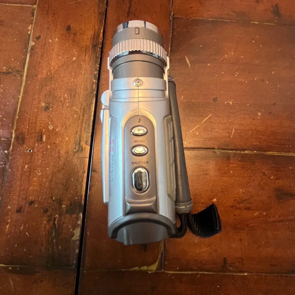 DXG Digital Camcorder Silver DXG-572V 5MP 4X Zoom EUC